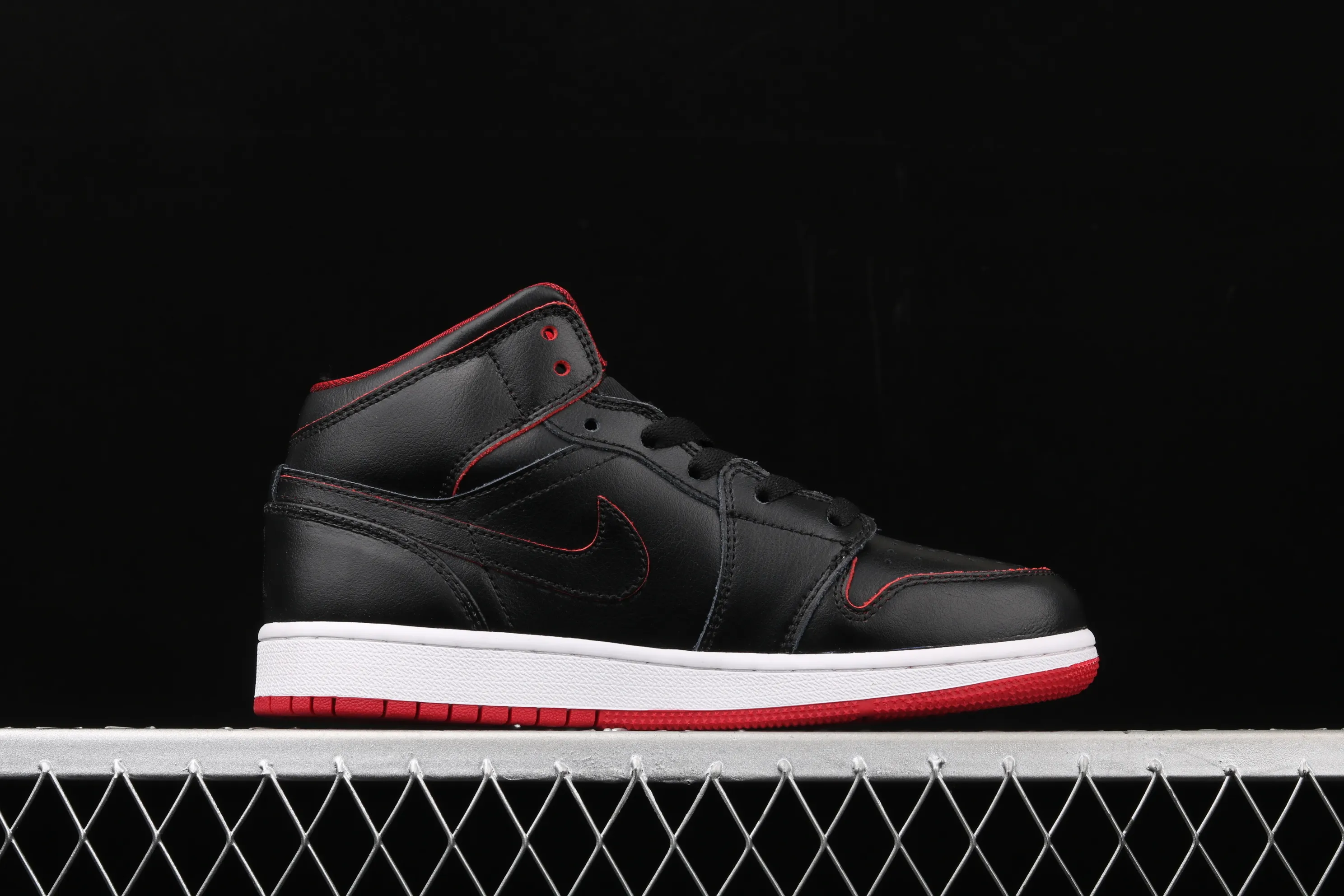 All categories Air Jordan Jordan series basketball shoes Air Jordan 1 Mid Air Jordan 1 Mid AJ1 Joe 1 black red China basketball shoes 554725-028